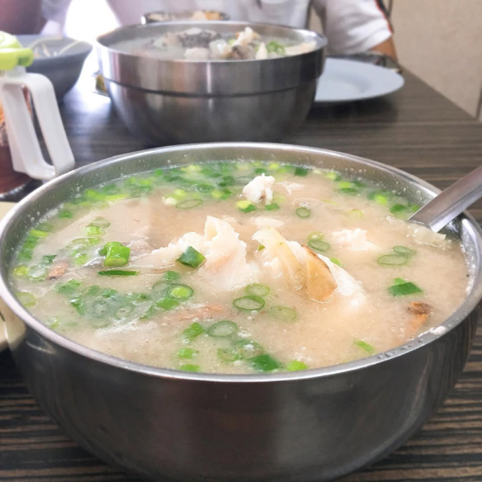 Súp cá nóng hổi rất được yêu thích tại đảo