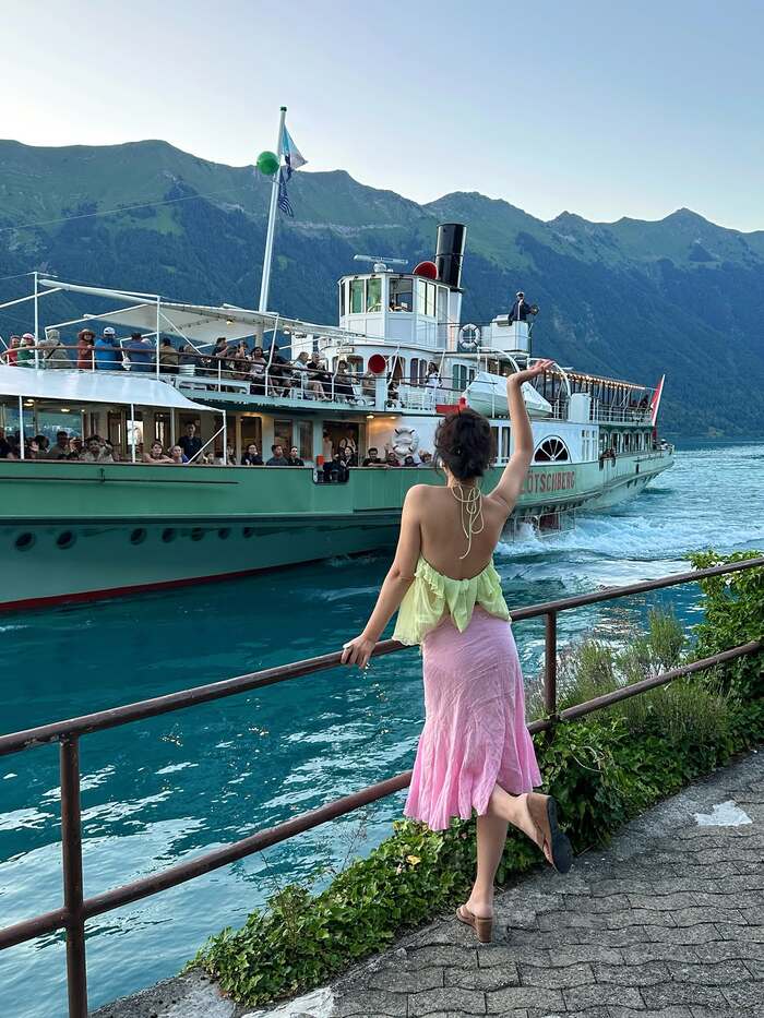 Phương tiện di chuyển đến làng Iseltwald Thụy Sĩ là xe bus