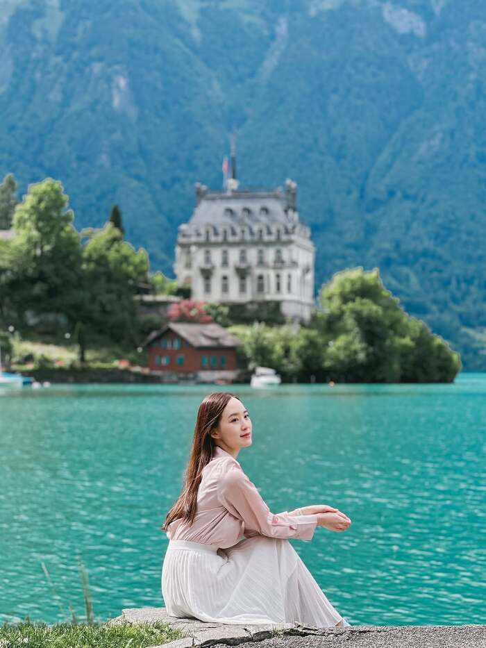 Chiêm ngưỡng lâu đài Schloss Seeburg nằm giữa hồ tại làng Iseltwald Thụy Sĩ