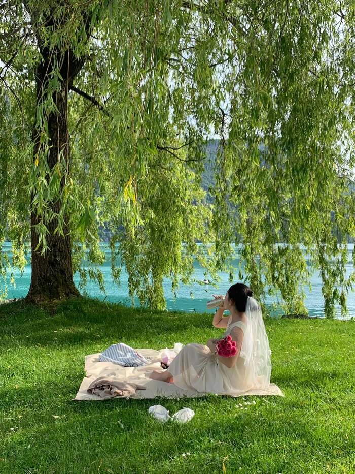 đi bộ vãn cảnh làng Iseltwald Thụy Sĩ