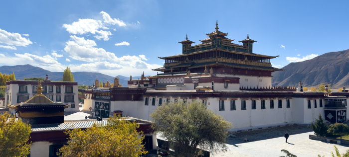 Công trình đồ sộ và rực rỡ với các gam màu truyền thống tượng trưng cho sự tốt lành