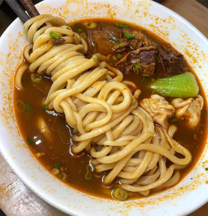 Món mì báng có sợi mì vàng nhạt dày dặn