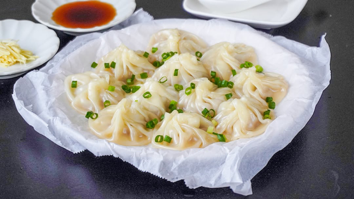 Món tiểu long bao tại Miêu Lật càng thêm đậm đà với gia vị đi kèm