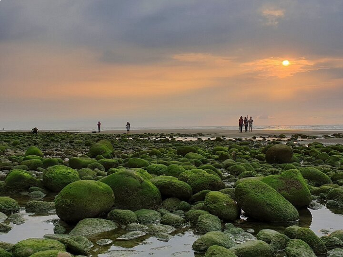 Những phiến đá phủ “bột matcha” trong truyền thuyết