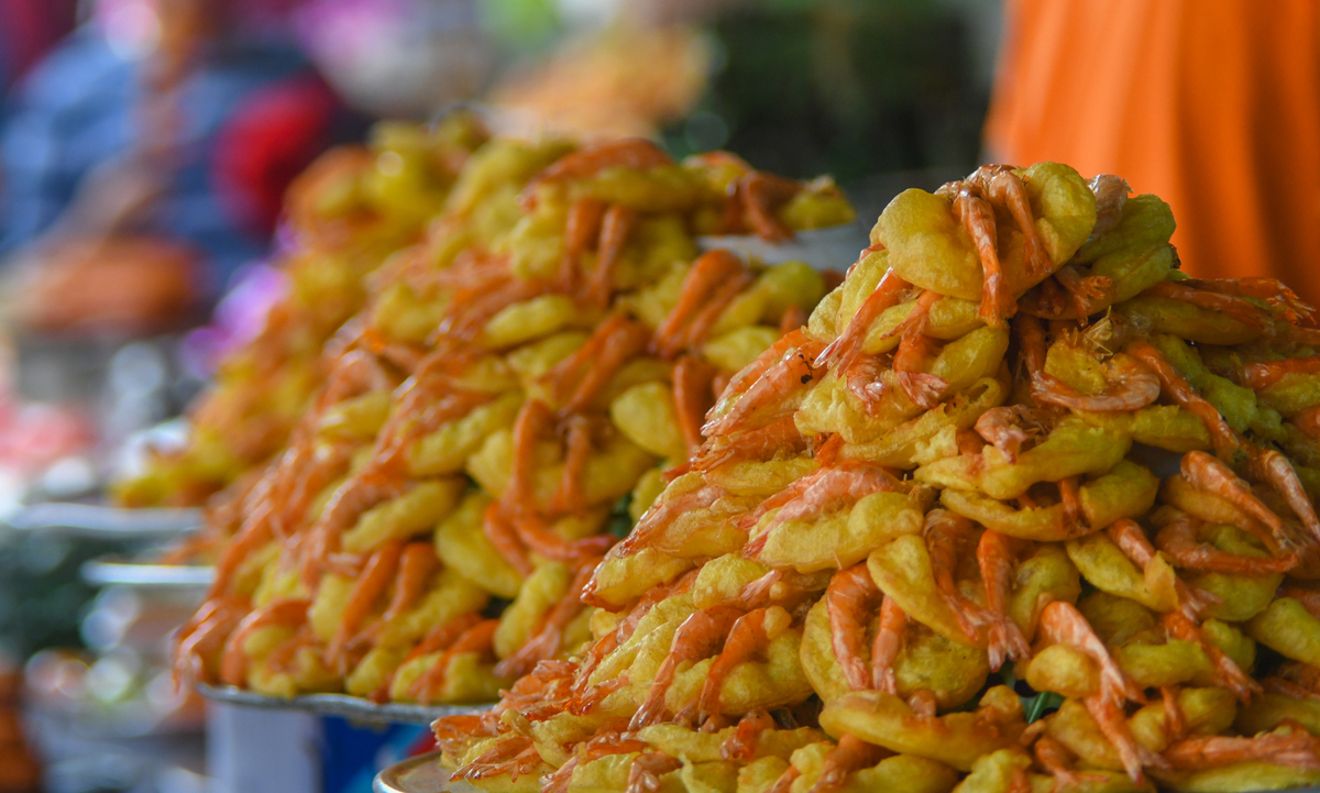 Bánh tôm hồ Tây là một trong những đặc sản của Hà Nội