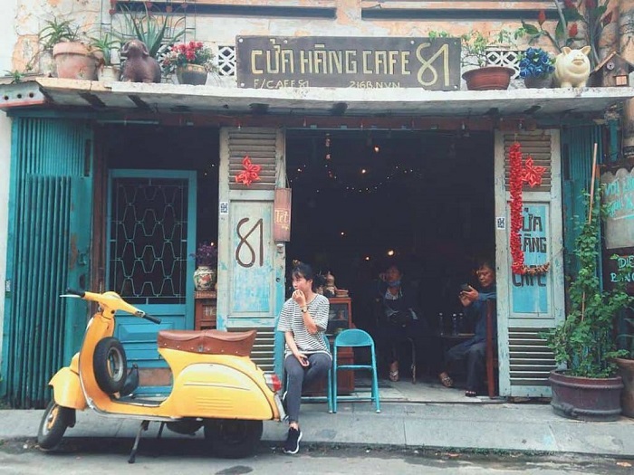 chụp ảnh trước cửa quán - cách tạo dáng chụp ảnh trong quán cafe đẹp