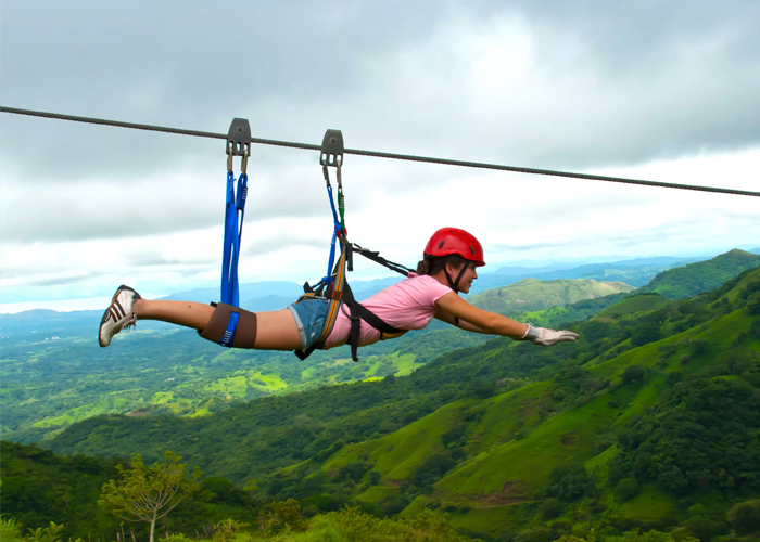 Trượt Zipline là một trong những trải nghiệm du lịch mạo hiểm ở Việt Nam được nhiều du khách yêu thích. Ảnh: chudu24