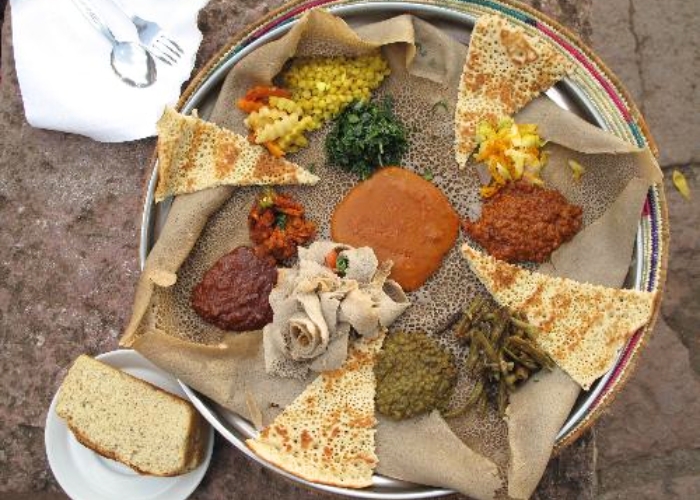 Du lịch Eritrea - Injera là loại bánh mì làm từ teff, một loại ngũ cốc nhỏ