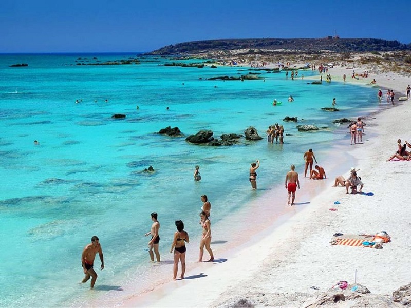 Biển Đỏ thu hút khách du lịch tới tắm nắng khỏa thân ở Hy Lạp