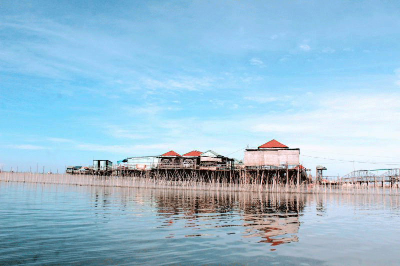 Dãy nhà hàng nỗi ngay giữa đầm	