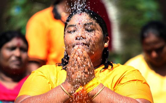 Rùng mình dự lễ hội hành xác Thaipusam