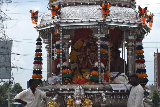 Rùng mình dự lễ hội hành xác Thaipusam