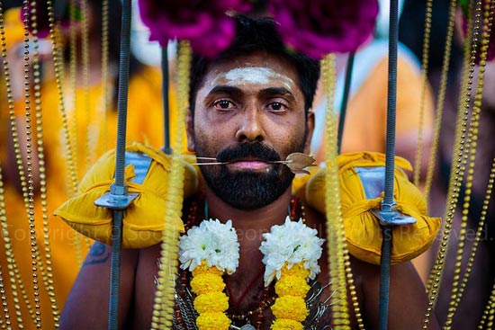 Rùng mình dự lễ hội hành xác Thaipusam