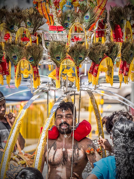 Rùng mình dự lễ hội hành xác Thaipusam