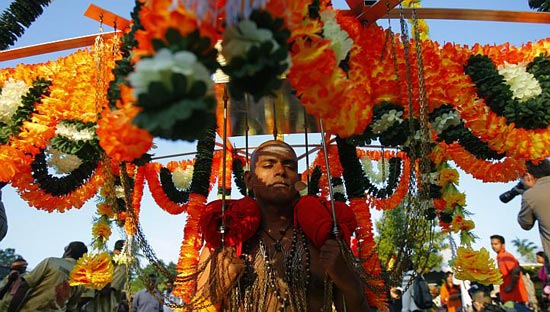 Rùng mình dự lễ hội hành xác Thaipusam