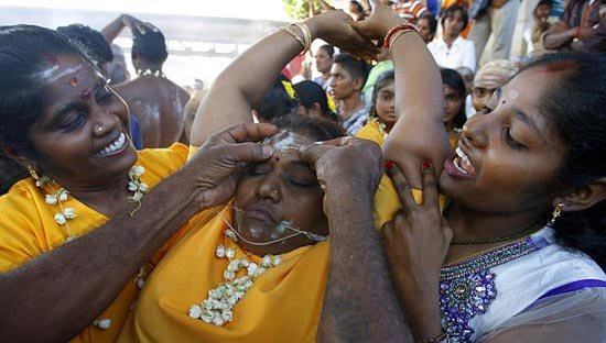 Rùng mình dự lễ hội hành xác Thaipusam