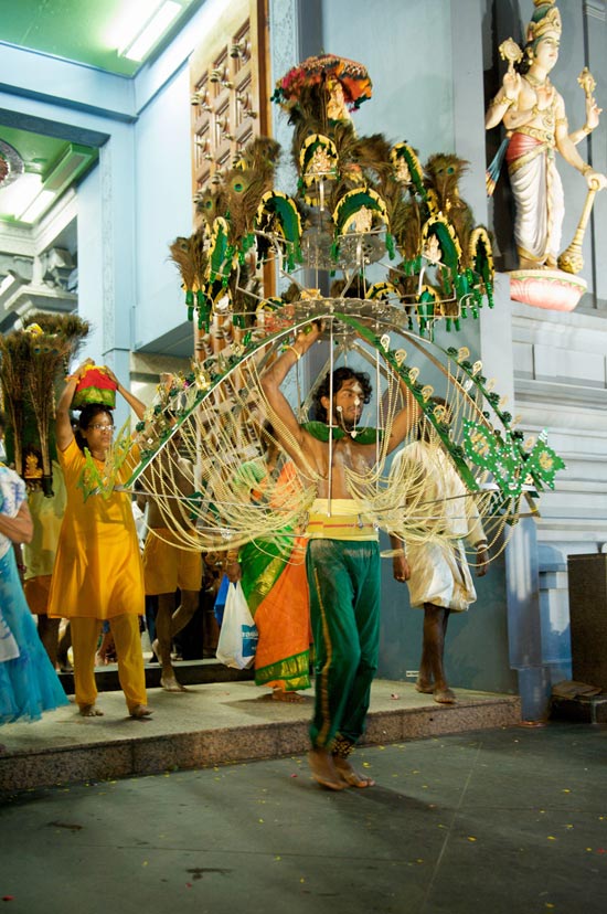 Rùng mình dự lễ hội hành xác Thaipusam