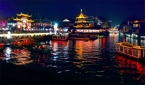 Thành phố đẹp nhất đêm Trung Quốc gợi lên những hình ảnh thơ mộng, ngập tràn ánh sáng, một nơi đáng để ghé thăm và khám phá. Thông qua hình ảnh này, bạn sẽ được trải nghiệm toàn diện vẻ đẹp và sức hấp dẫn của thành phố đêm Trung Quốc.