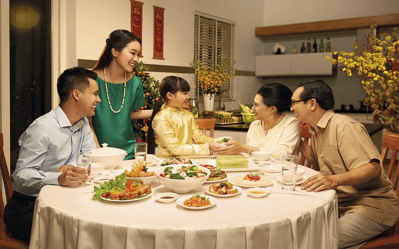 Ấm cúng bên gia đình hay vui vẻ cùng bạn bè đêm giao thừa?