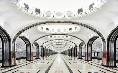 Kinh ngạc với tàu điện ngầm lộng lẫy dưới lòng đất tại Nga