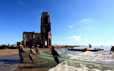 Vẻ đẹp hoang sơ pha chút cổ kính của biển nhà thờ đổ Nam Định