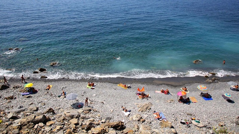 Biển Guvano sở hữu vẻ đẹp nguyên sơ với bãi sỏi cát trải dài cùng làn nước xanh, trong vắt