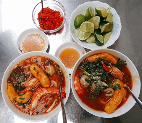 B&aacute;nh canh cua l&agrave; m&oacute;n ăn kh&aacute; quen thuộc với người d&acirc;n S&agrave;i G&ograve;n nhưng mức gi&aacute; 300k một t&ocirc; th&igrave; quả l&agrave; hiếm