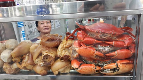 Nguy&ecirc;n liệu tươi ngon b&agrave;y trong tủ k&iacute;nh