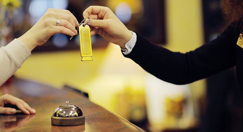 Thực tế khi dẫn khách đi check-in thì gõ cửa xưng danh là nghiệp vụ 