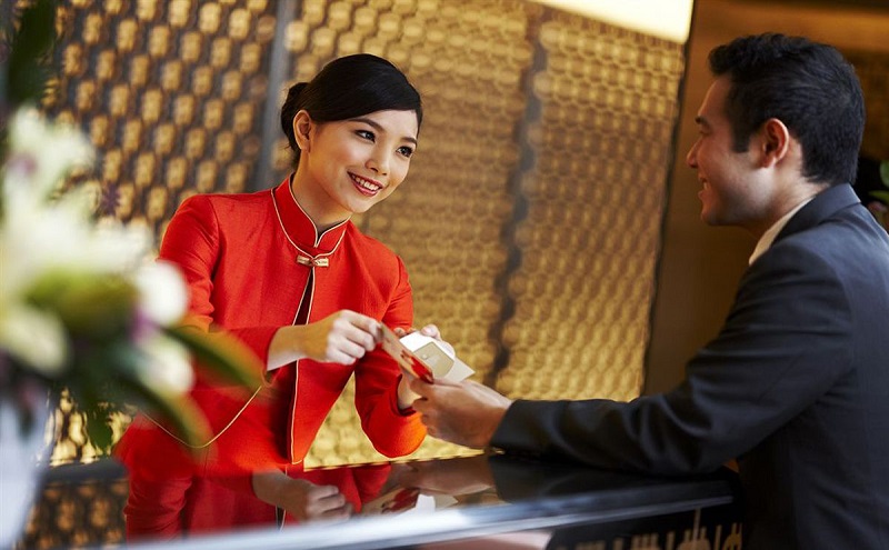 Gõ cửa trước khi vào phòng thể hiện sự tôn trọng với khách hàng và tránh nhầm lẫn 