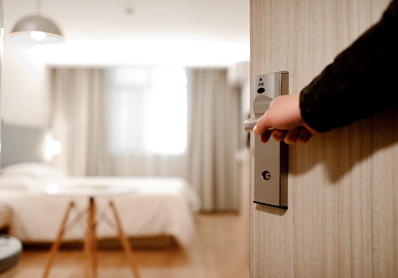 Nhiều người thắc mắc tại sao nhân viên khách sạn, resort thường gõ cửa và xưng danh trước khi vào phòng 