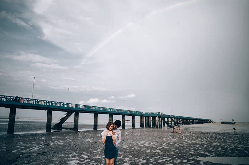 Cây cầu dẫn ra biển background đầy lãng mạn cho đôi trẻ check-in