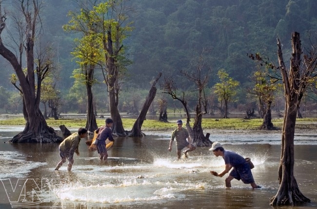 Mênh mông sông núi hồ Noong