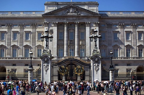 Cung điện Buckingham thu hút rất đông du khách ghé thăm