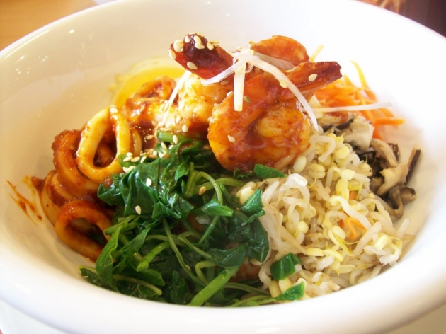 Xuýt xoa cơm trộn bibimbap trong nồi đá`