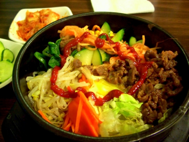 Xuýt xoa cơm trộn bibimbap trong nồi đá