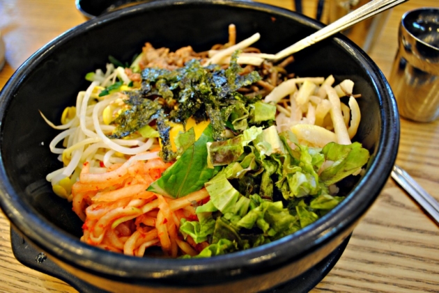 Xuýt xoa cơm trộn bibimbap trong nồi đá