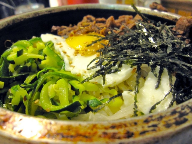 Xuýt xoa cơm trộn bibimbap trong nồi đá