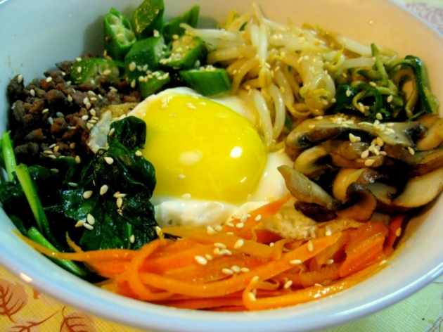 Xuýt xoa cơm trộn bibimbap trong nồi đá