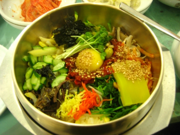 Xuýt xoa cơm trộn bibimbap trong nồi đá