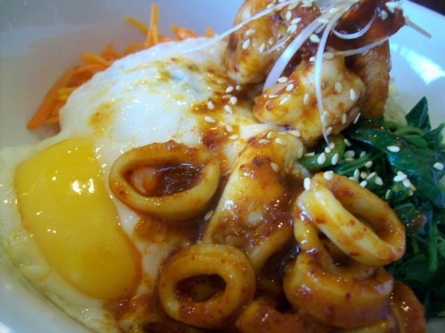 Xuýt xoa cơm trộn bibimbap trong nồi đá