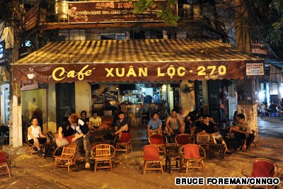Quán cà phê với những chiếc ghế mây thấp