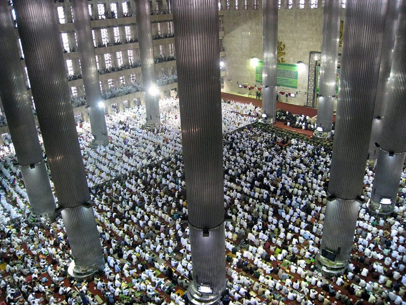 Cầu nguyện Eid al-Fitr tại Nhà thờ Hồi giáo Istiqlal, Jakarta, Indonesia