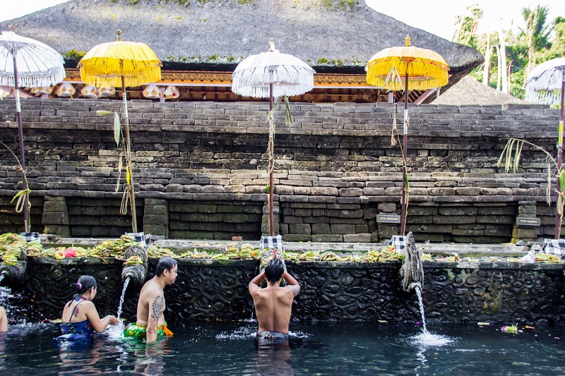 Tắm tại đền Tirta Empul