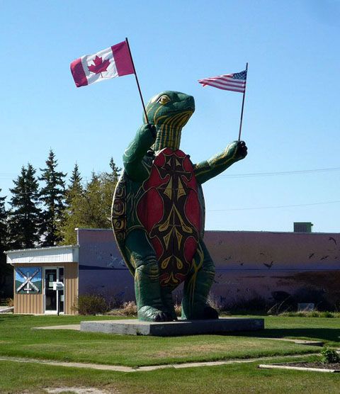 Tommy the Turtle cao 8,53m ở Boissevain, Canada.