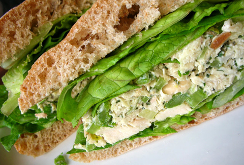 Sandwich salad gà