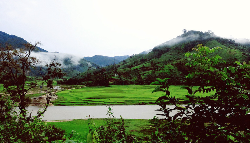 Nơi bà con dân tộc miền núi dựng bản, dựng làng sống định cư, có những ngọn núi cao, những đồi dốc thoải, rừng thông, ruộng bắp hay những ngọn thác đổ