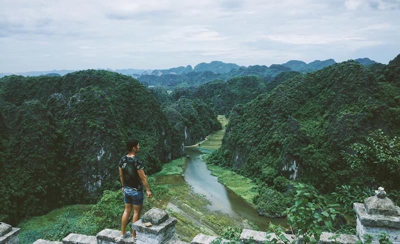 Bạn có thể lựa chọn một góc ngồi từ trên cao, phóng tầm mắt xuống bên dưới, để thấy núi núi non non, thấy đồng lúa, và thấy quê hương mình sao mà đẹp đến vậy