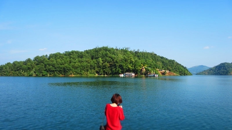 Ngồi thuyền trên sông Đà ngắm thiên nhiên hùng vĩ ở Thung Nai