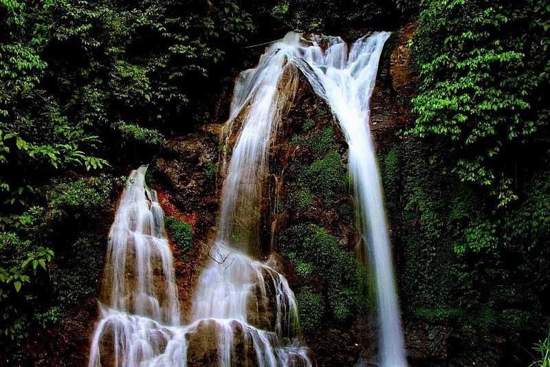 Một trong những ngọn thác ở Cửu thác Tú Sơn